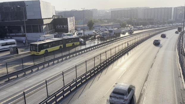 Küçükçekmece D-100'de otomobil, İETT otobüsüne çarptı; yaralılar var -1