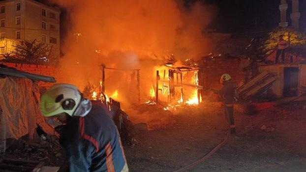 Edirne’de tek katlı metruk ev alev alev yandı