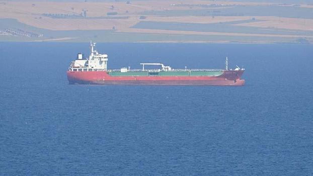Çanakkale'de bacasında yangın çıkan gemi demirletildi