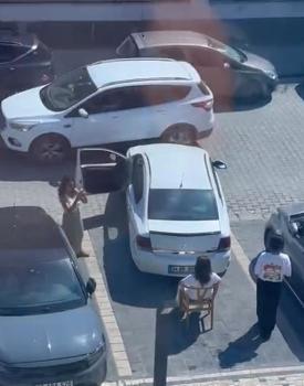 Sandalyeye oturup kafenin önüne otomobilini park etmek isteyen sürücüye engel oldu