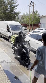 Diyarbakır'da sıcaklık 40 dereceyi aştı, hortumla serinleyenler objektife yansıdı