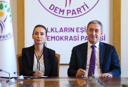 DEM Parti'li Bakırhan ve Hatimoğulları 'çerçeve yasa' teklifini imzaladı