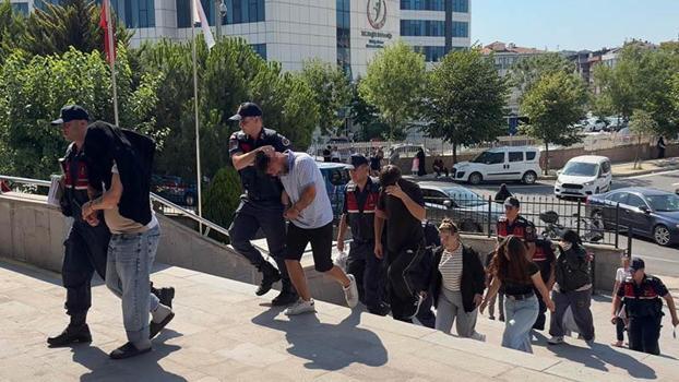 Ormana götürdükleri kişiye kadın kıyafeti giydirip videosunu çeken 6 şüpheli gözaltına alındı