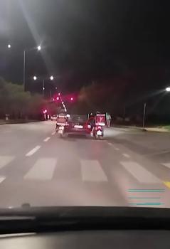 Seyir halinde yakıtı biten otomobili motosikletli kuryeler ayaklarıyla itekledi