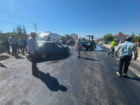 Malatya'da otomobil ile traktör çarpıştı; 3 yaralı