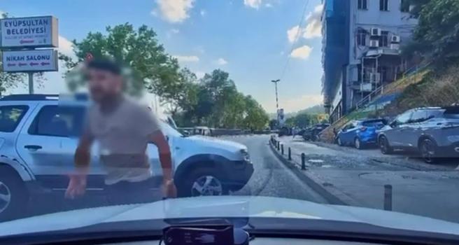 Eyüpsultan'da trafikte tartıştığı sürücünün önünü kesti: 'Canım burnumda, kafanı keserim'