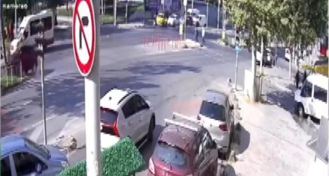 Sultangazi'de yayaya çarpmamak için manevra yaptı; trafik ışığına çarptı