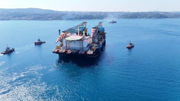Dev vinç gemisi İstanbul Boğazı'nda
