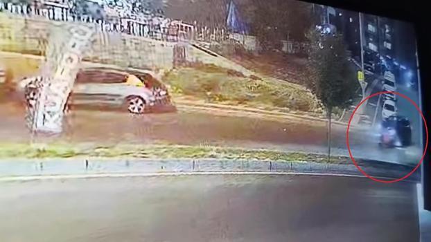 Ters yönde ilerlerken motosiklet devrildi, sürücü otomobilin altında kalmaktan son anda kurtuldu