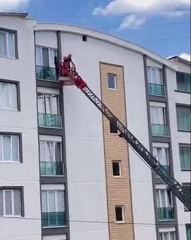 Balkon korkuluğuna sıkışan güvercini itfaiyeciler kurtardı
