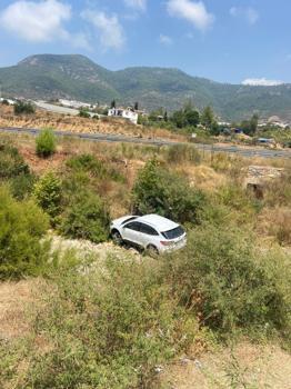 Otomobil dere yatağına uçtu