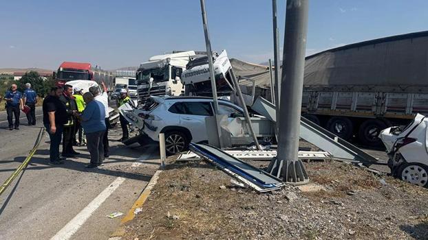 Freni boşalan TIR, kırmızı ışıkta bekleyen araçlara çarptı: 1 ölü, 9 yaralı