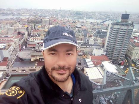 Devrilen traktörün sürücüsü ağır yaralandı