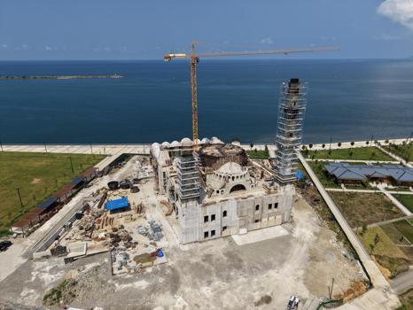 Eski TBMM Başkanı Kahraman, yapımı süren Recep Tayyip Erdoğan Camii’nde incelemede bulundu