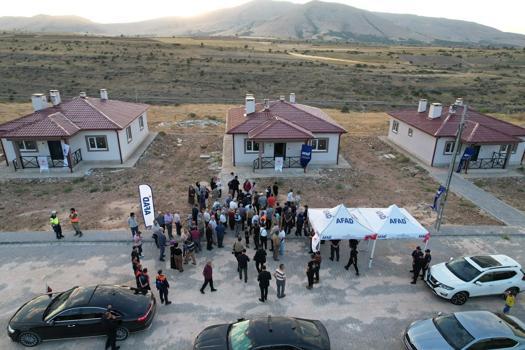 Kayseri’de depremde evleri ağır hasar alan 15 aileye anahtar teslim töreni