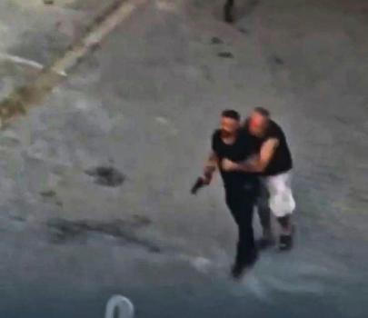 Taziye evindeki kavgada silah çekip husumetlilerini kovaladı