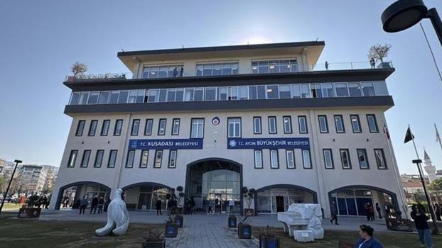 KuÅŸadası Belediyesi'ne operasyon: 17 gözaltı