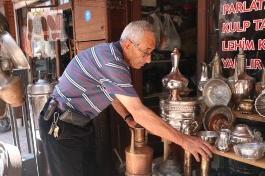 58 yıllık kalay ustası mesleğini yaşatmaya çalışıyor