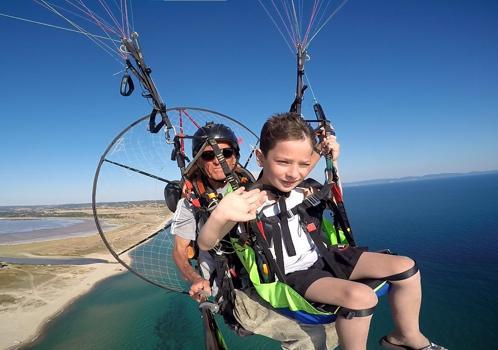 6 yaşındaki Miraç ve Yaman’ın, Saros Körfezi’nde paramotorla uçuş heyecanı