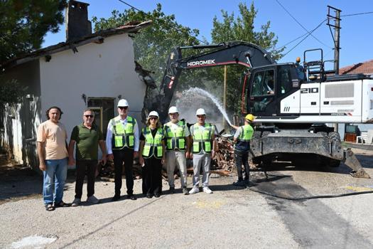Karacabey’de metruk binaların yıkımı sürüyor