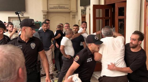 Eylem yapıp belediye binasına girmeye çalışan servisçilere biber gazlı müdahale