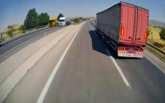 Freni boşalan TIR'ın karşı yöne geçtiği anlar kamerada