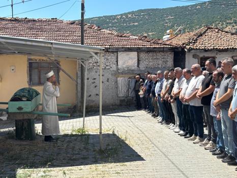 Apartmanda komşusu tarafından öldürülen yönetici yardımcısı, toprağa verildi