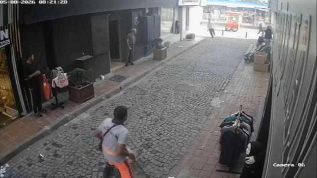 Fatih'te kaçan şüpheliyi esnaf ve temizlik görevlisinin durdurmaya çalıştığı anlar kamerada
