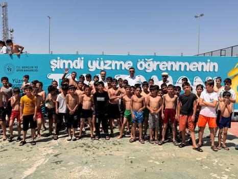 Kaymakam Akbulut, yüzme ve futbol kurslarındaki öğrencilerle buluştu
