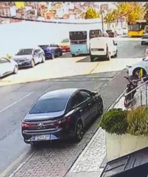 Kağıthane’de sollama yapan yolcu minibüsünün İETT otobüsüyle çarpıştığı kaza kamerada: 3 yaralı