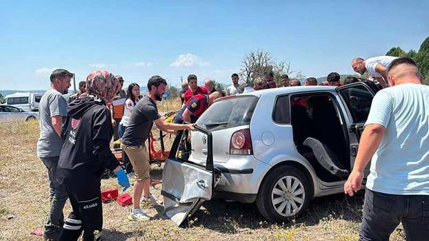 Kavşakta iki otomobil çarpıştı: 1 ölü, 5 yaralı