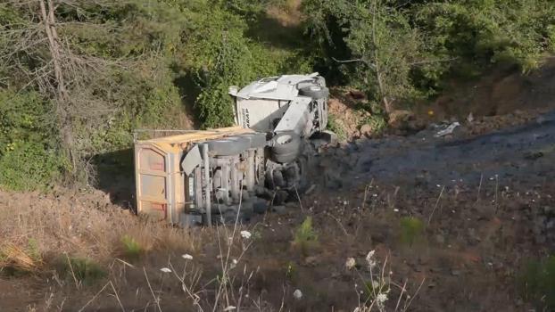 Sarıyer’de şarampole devrilen hafriyat kamyonunun şoförü yaralandı