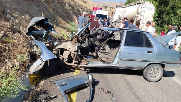 Beton mikseriyle çarpışan otomobilin sürücüsü ağır yaralandı