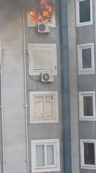 2 daireyi küle çeviren yangında mahsur kalan aile kurtarıldı