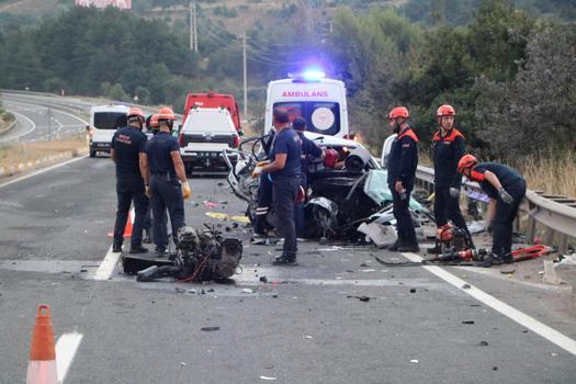 Karşı şeride geçen otomobil, başka bir otomobille çapıştı: 1 ölü, 2 ağır yaralı