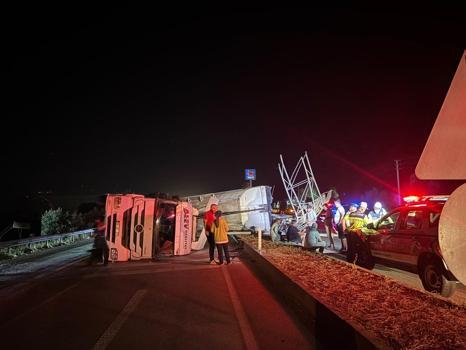 Damperi açık unutulan TIR, yön tabelasına çarparak devrildi