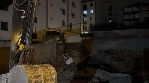 Çekmeköy'de inşaatın istinat duvarı çöktü; 5 katlı bina tahliye edildi