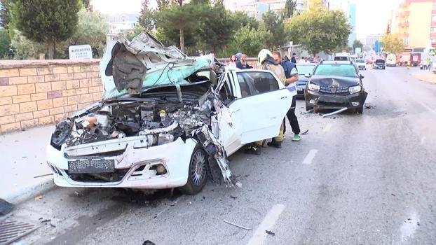 Kartal’da otomobil, park halindeki 3 araca çarptı: 2 yaralı