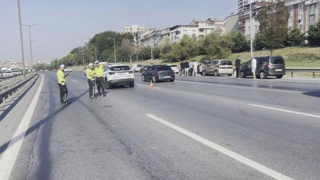 Sultangazi TEM Otoyolu’nda 10 aracın karıştığı zincirleme kaza