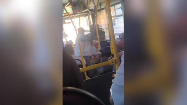 Halk otobüsünde yumruklu kavga kamerada