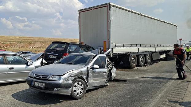 Anız yangını nedeniyle görüş mesafesi düştü; 13 araç birbirine girdi