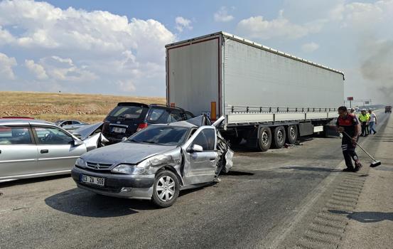 Anız yangını nedeniyle görüş mesafesi düştü; 13 araç birbirine girdi