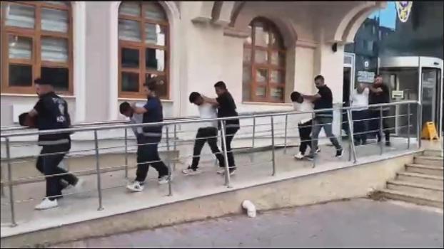 Minibüsün camını kırıp, para ve altınları çalan kar maskeli 5 şüpheli tutuklandı