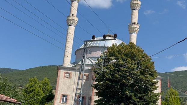 Muhtarlık anons sistemindeki tadilat sırasında cami hoparlörlerinden müzik sesleri yükseldi