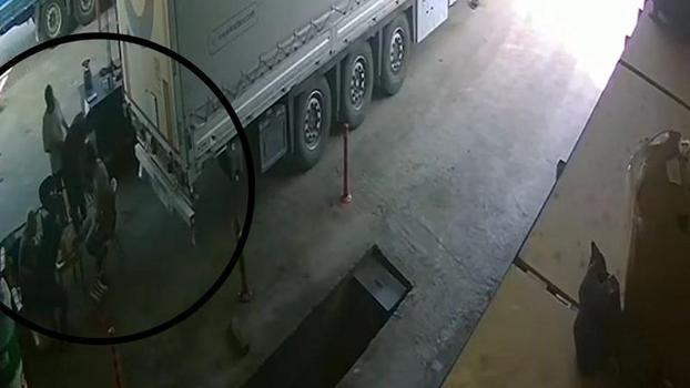 Nefes borusuna lokma tatlısı kaçan işçi, Heimlich manevrasıyla kurtarıldı; o anlar kamerada