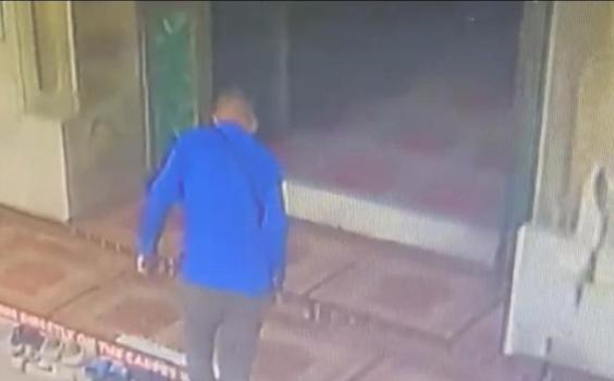 Fatih'te camide 450 bin TL'nin bulunduğu çantanın çalındığı anlar kamerada