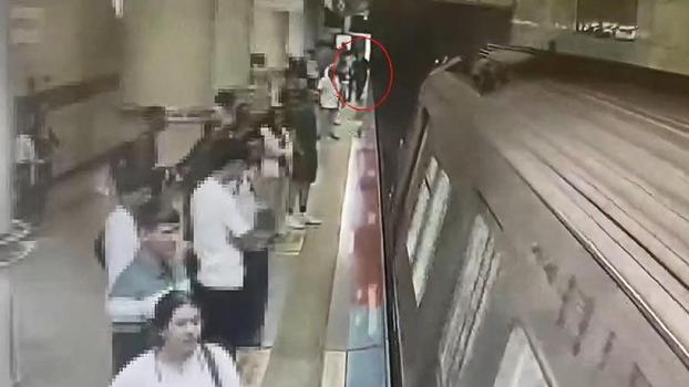 Şişli’de görme engelli Enes’in valiziyle metro raylarına düştüğü anlar kamerada