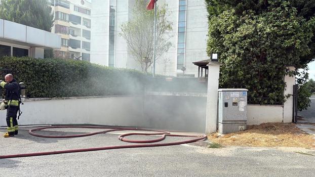 Şarjdaki elektrikli otomobilde çıkan yangında 3 araç zarar gördü