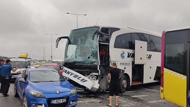 Arnavutköy'de yolcu otobüsü İETT otobüsüne çarptı; yaralılar var