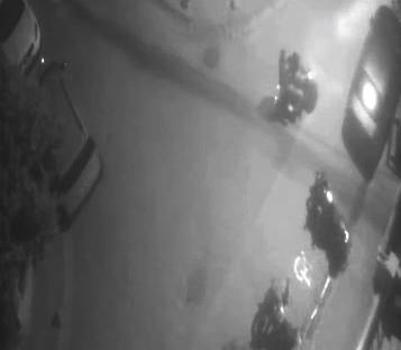 Avcılar’da park halindeki motosikleti saniyeler içinde çalan 2 şüpheli kamerada
